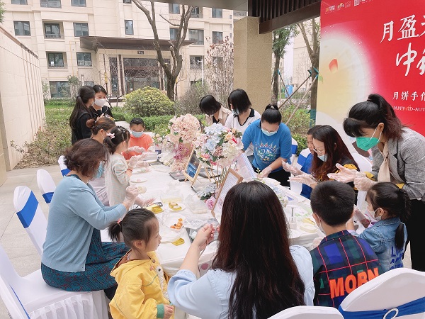 181692345476431404.jpeg 3 業(yè)主攜手制做月餅.jpg
